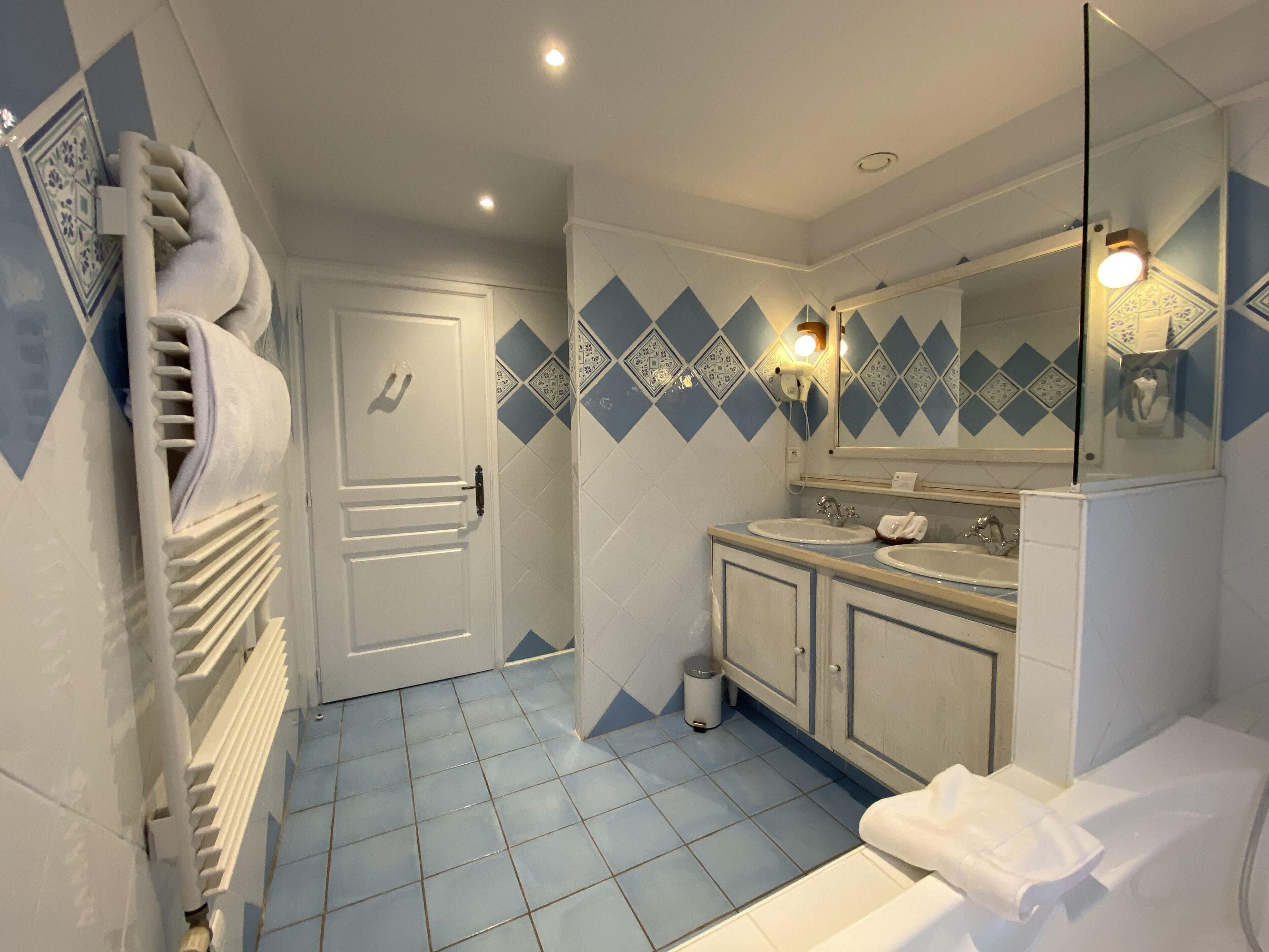 standard apartment, 2 single beds, non smoking | bathroom | free toiletries, hair dryer, towels