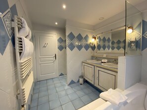 Standard Apartment, 2 Single Beds, Non Smoking | Bathroom