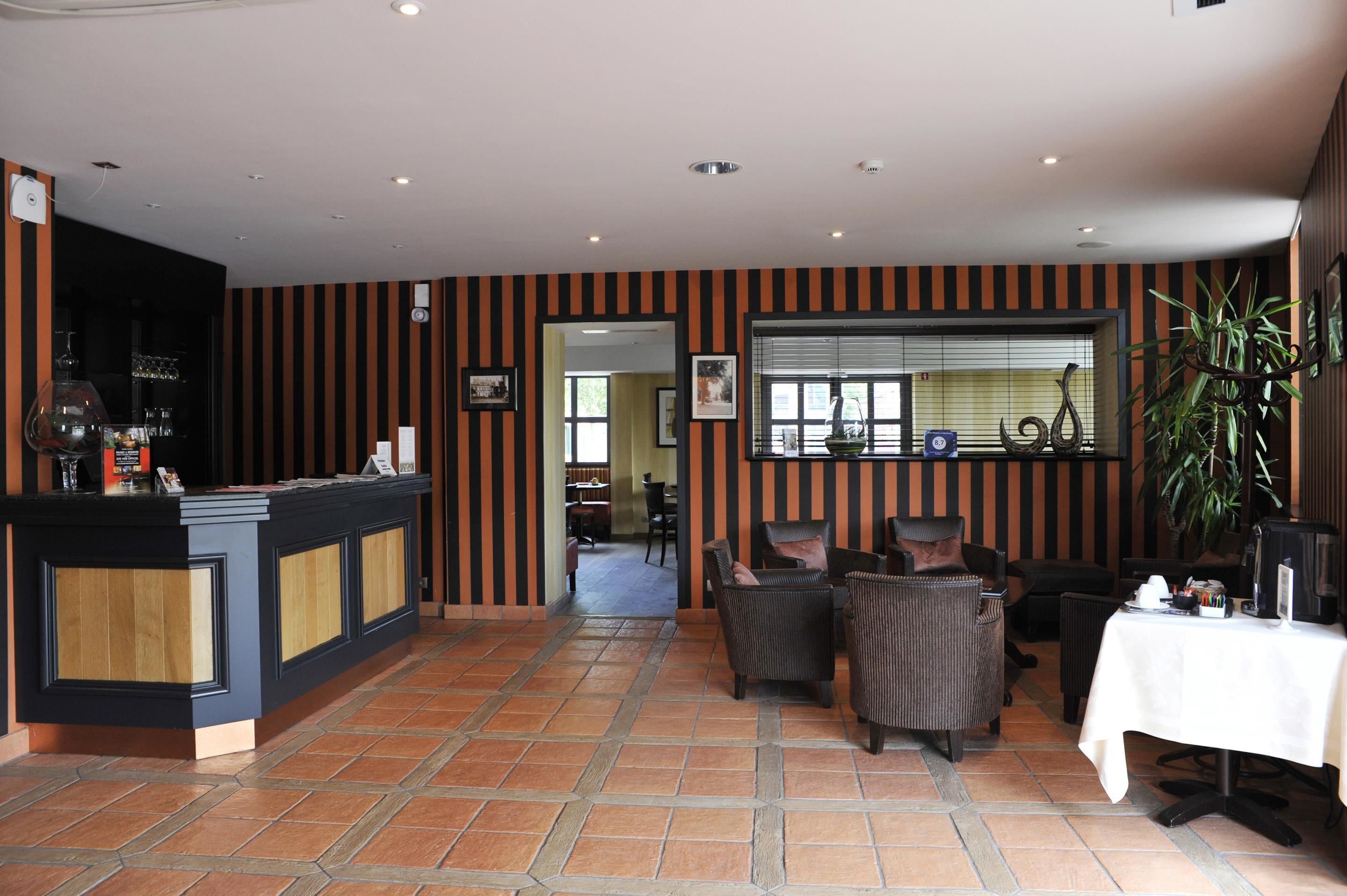 3 restaurants, lunch served