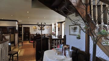 3 restaurantes; se sirven comidas