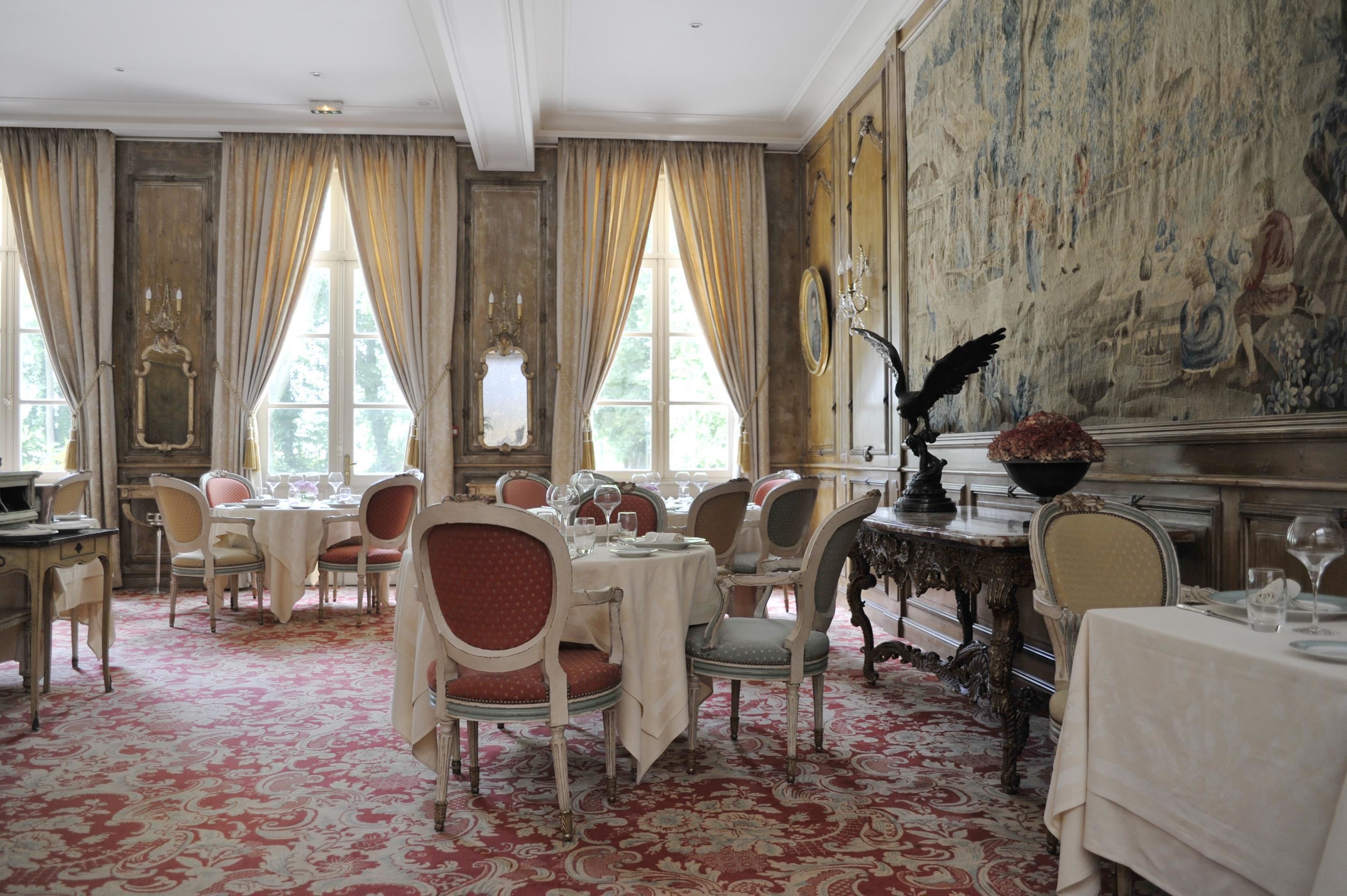 3 restaurants, lunch served