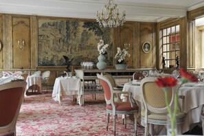 3 restaurantes; se sirven comidas 