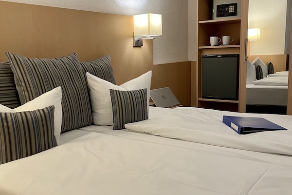 Allergivenligt sengetøj, dundyner, minibar, pengeskab på værelset