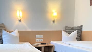 Economy eenpersoonskamer | Hypoallergeen beddengoed, donsdekens, een minibar, een kluis op de kamer