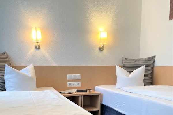 Economy eenpersoonskamer | Hypoallergeen beddengoed, donsdekens, een minibar, een kluis op de kamer