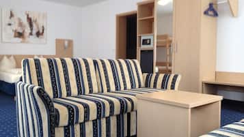 Bộ đồ giường kháng dị ứng, chăn bông, minibar, két bảo mật tại phòng