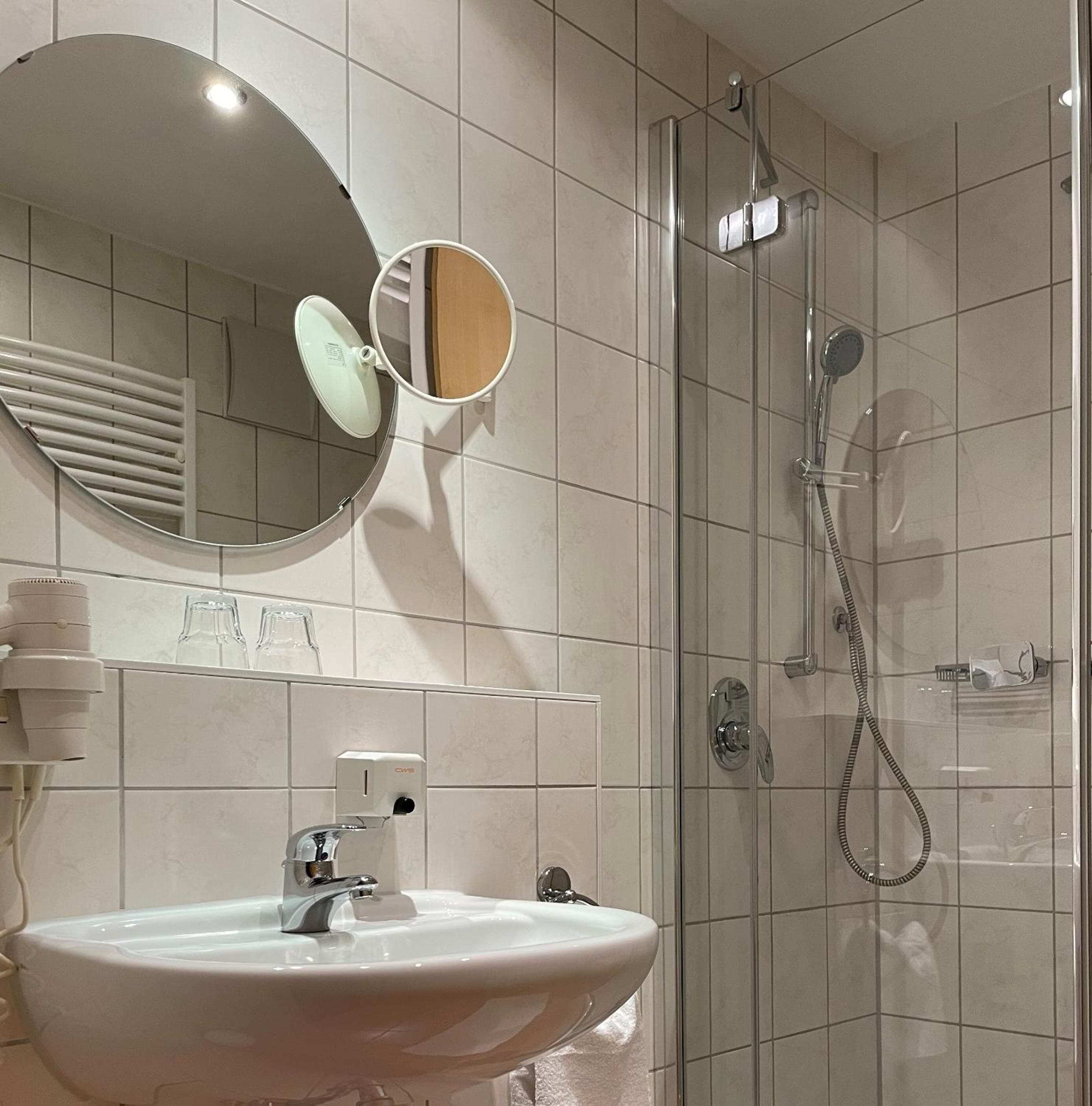 Dusche, kostenlose Toilettenartikel, Haartrockner, Handtücher