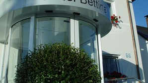 Een gebouw met een bord waarop 'Hotel Bettina' staat.