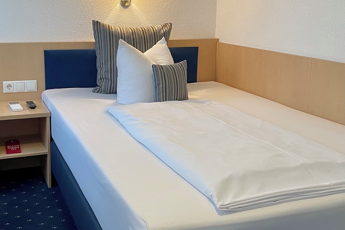 Quarto solteiro econômico | Roupas de cama antialérgicas, edredons de pluma, frigobar