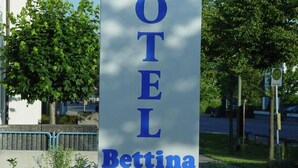 Verticaal bord voor een hotel genaamd "HOTEL Bettina", met de aanduiding "Garni" en drie sterren.