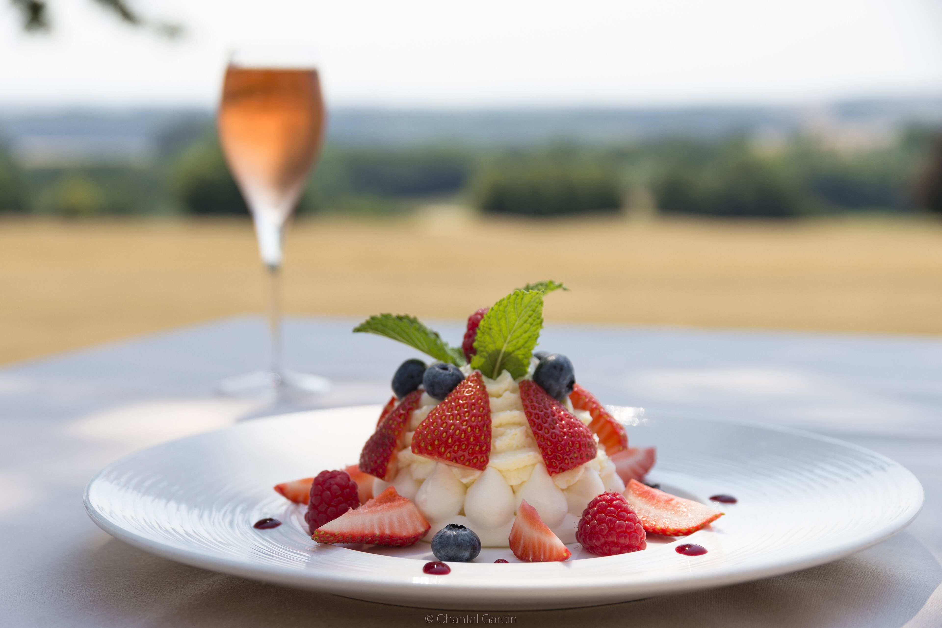 2 restaurants servant le petit déjeuner, le déjeuner et le dîner