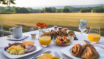 Tägliches Frühstücksbuffet (16.00 EUR pro Person)