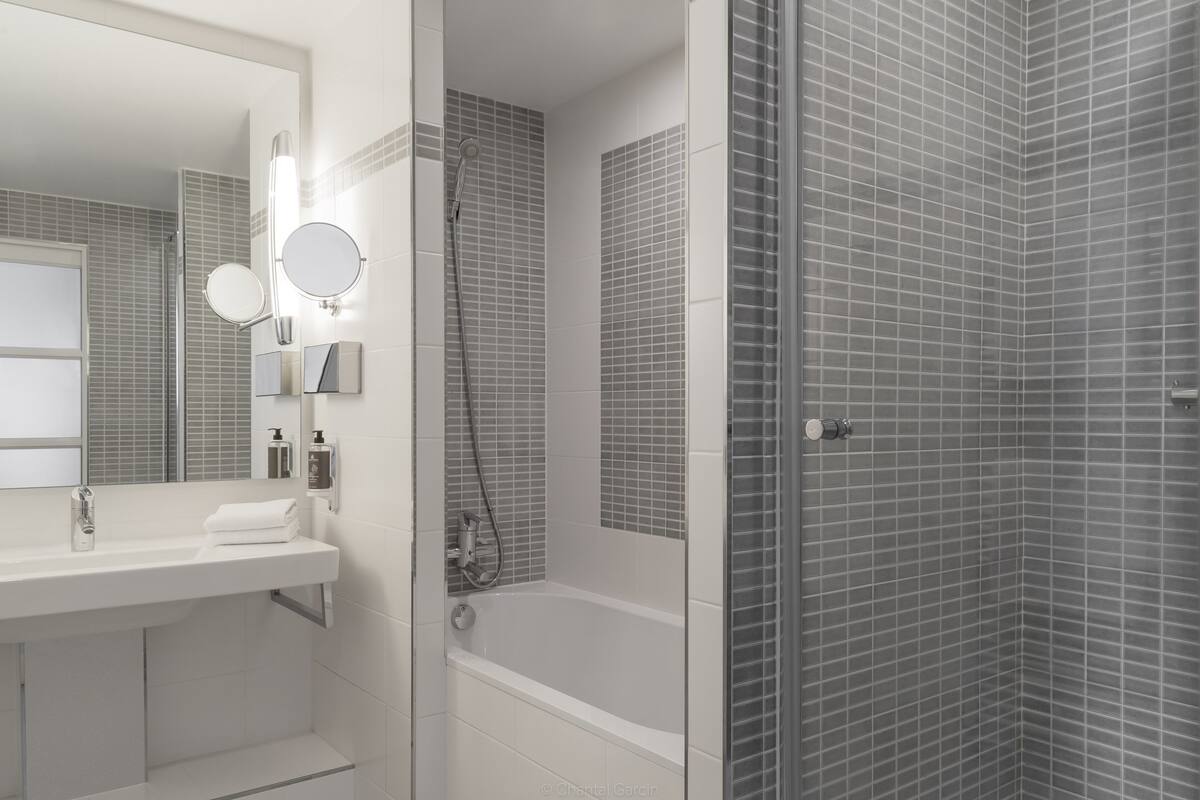 junior suite, 1 king bed, golf view | bathroom | free toiletries, hair dryer, towels