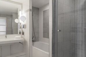 Suíte júnior, 1 cama King, vista para o campo de golfe | Banheiro | Produtos de toalete grátis, secador de cabelo, toalhas de banho 