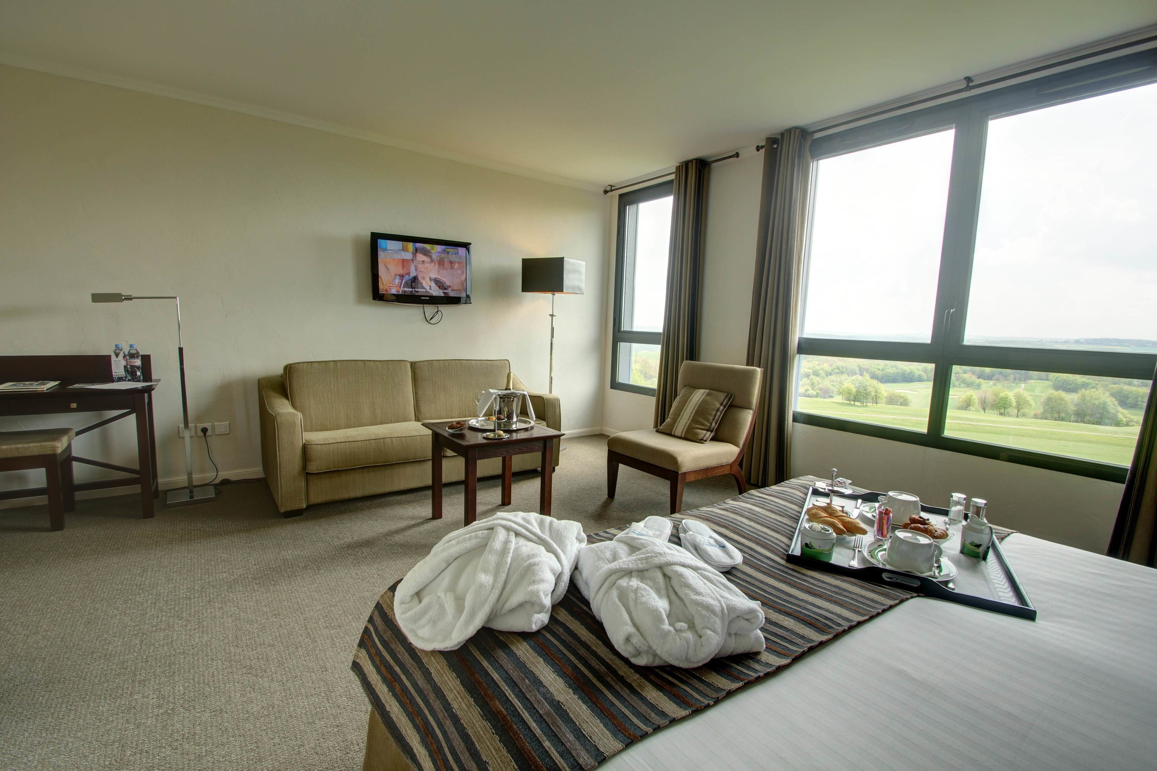 Junior Suite, 1 King Bed, Golf View | 1 bedroom, in-room safe, desk, blackout drapes