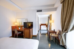 Minibar, caja de seguridad en la habitación y escritorio 