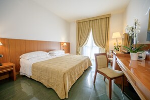 高級三人房 | 迷你吧、客房內保險箱、書桌、筆電工作空間