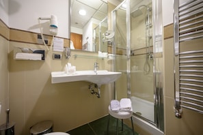 Articles de toilette gratuits, sĂšche-cheveux, bidet, serviettes fournies