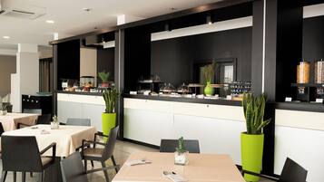 Tägliches Frühstücksbuffet (10 EUR pro Person)