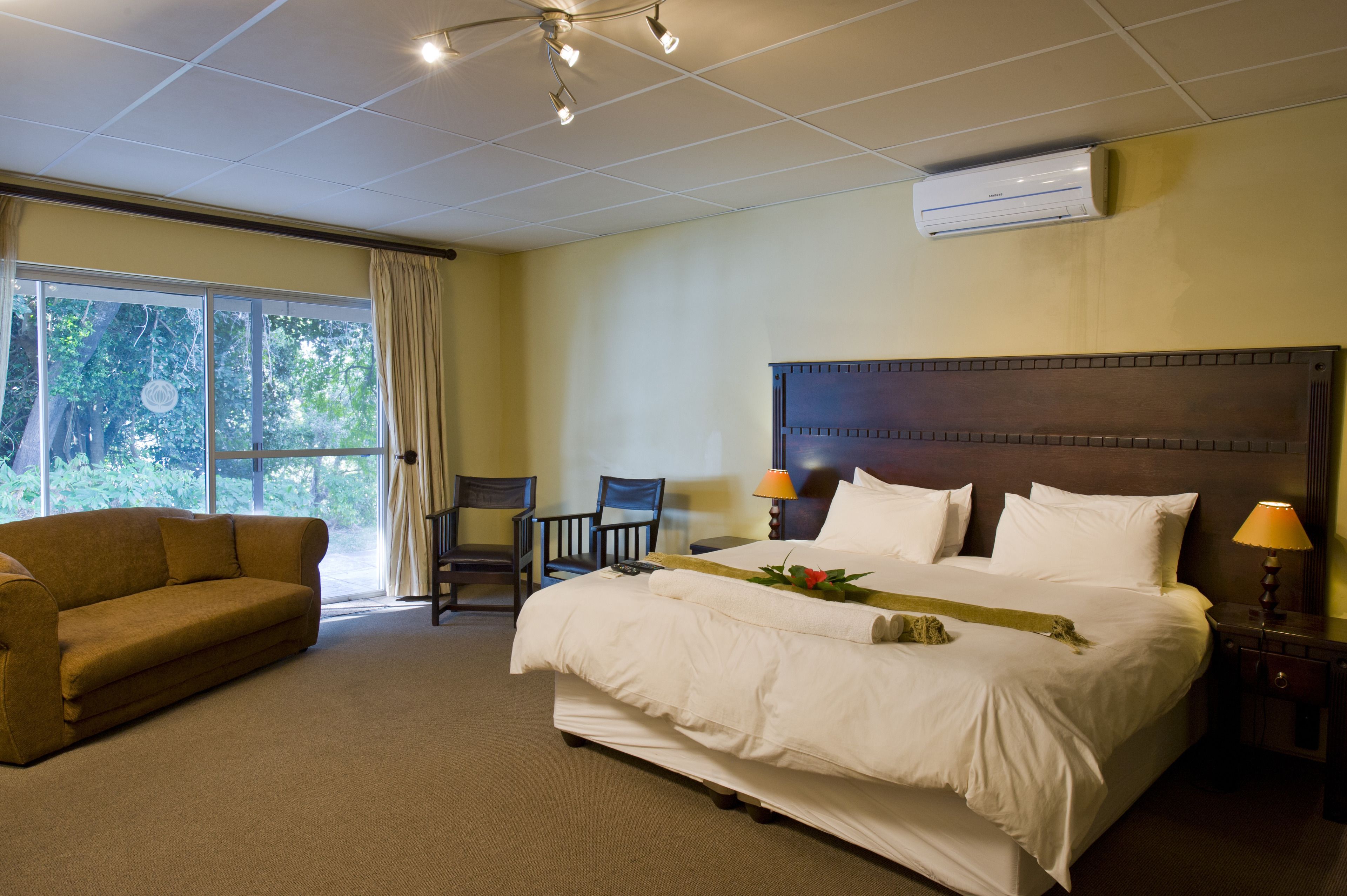 Kamar, 1 Tempat Tidur King, pemandangan sungai | Meja kerja, gratis tempat tidur lipat/ekstra, dan Wi-Fi gratis