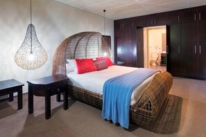 Habitación, 1 cama King size, vista al río | Escritorio, camas extra gratis y wifi gratis 