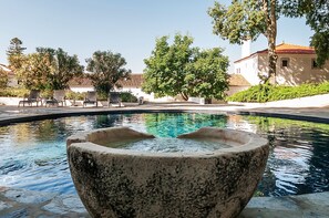 2 piscines extérieures, parasols de plage, chaises longues