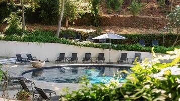 2 座室外游泳池,提供泳池遮陽傘和日光浴躺椅