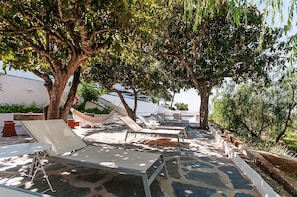 2 piscines extérieures, parasols de plage, chaises longues