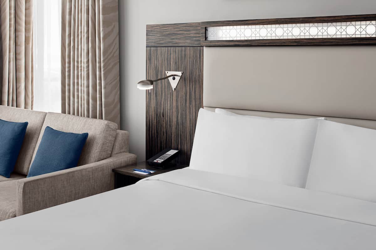 Minibar, Zimmersafe, Schreibtisch, Bügeleisen/Bügelbrett