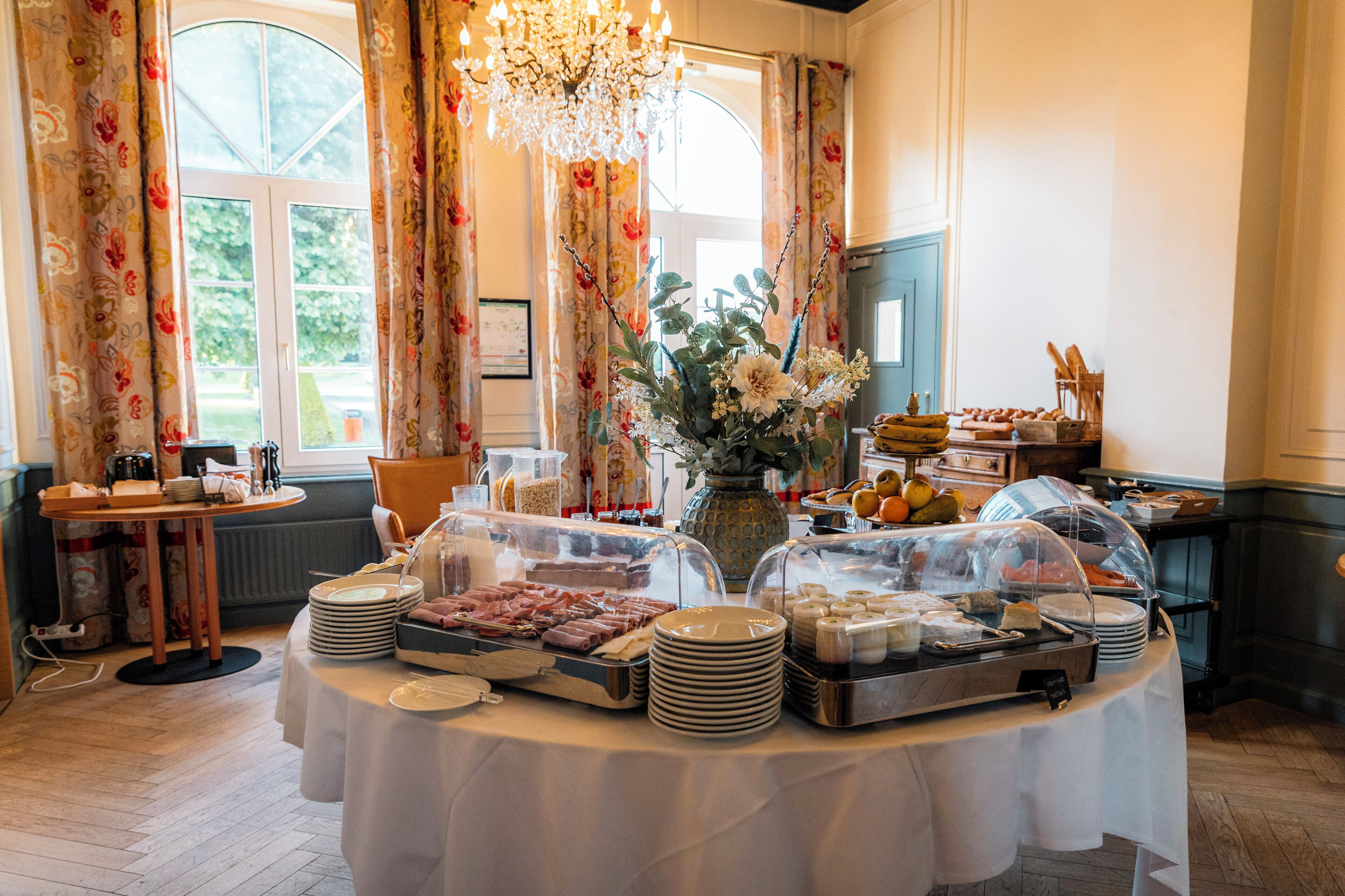 Petit déjeuner buffet (25 EUR par personne)