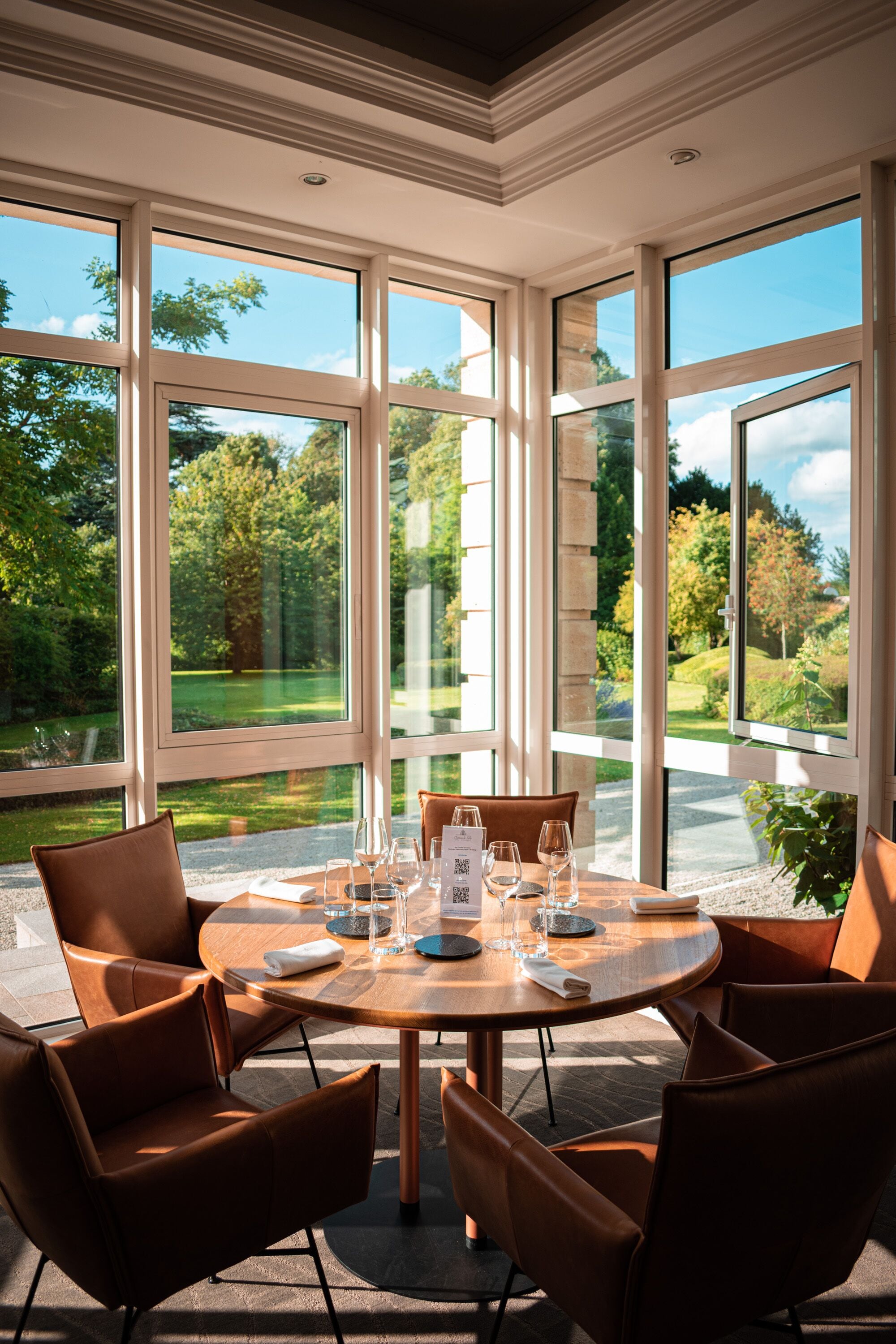 Serveert diner, Franse gerechten, uitzicht op de tuin 