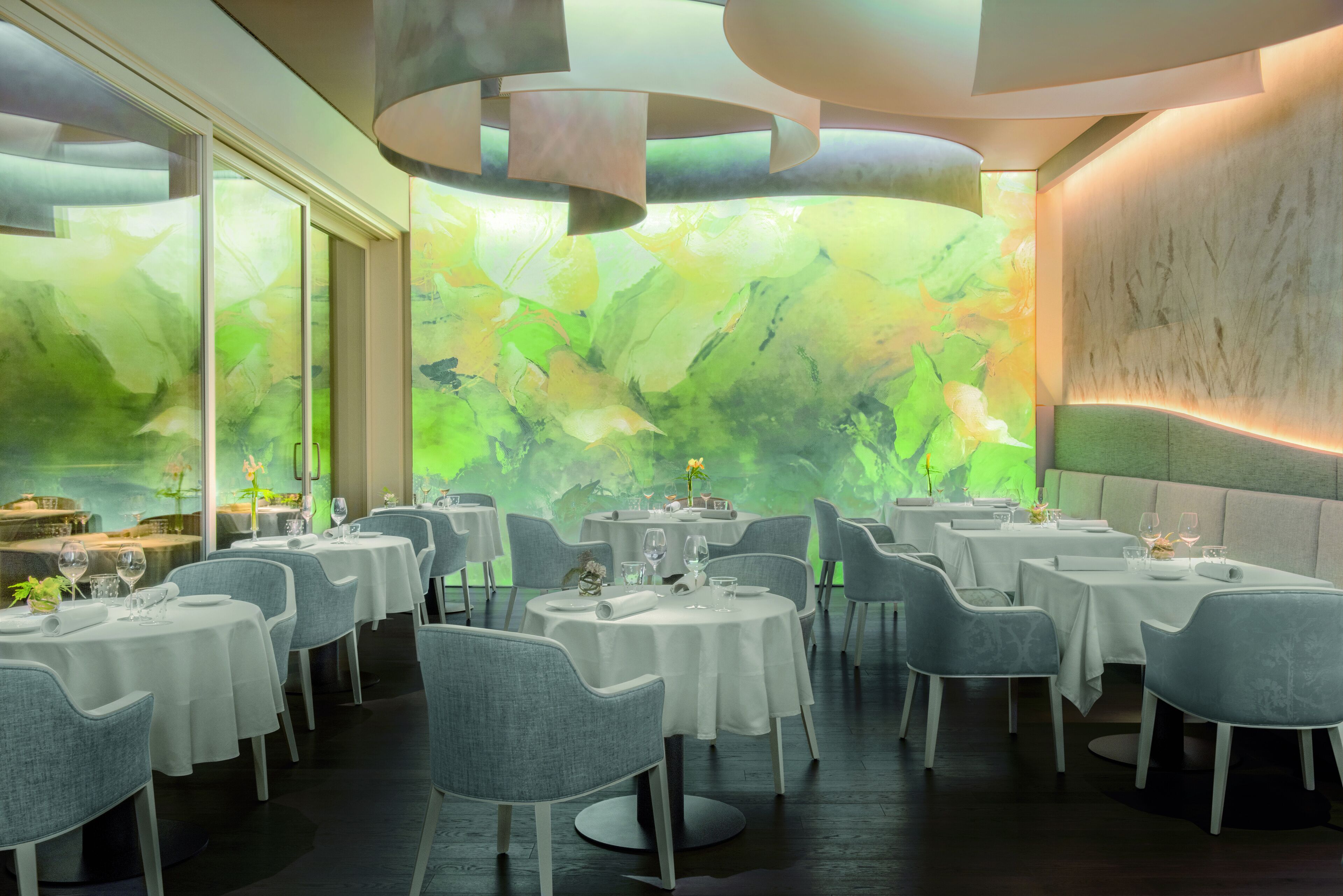 2 restaurants, breakfast served