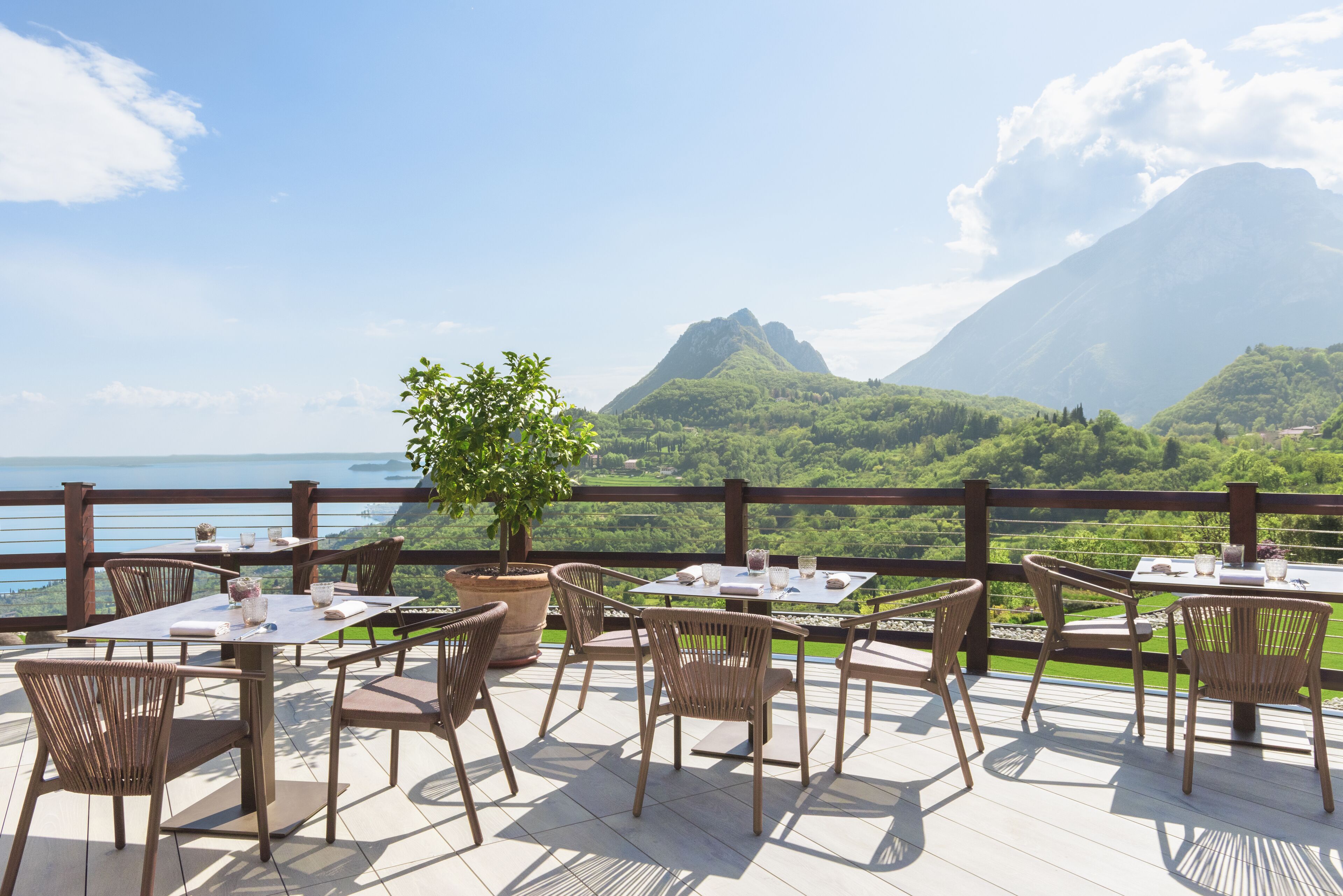 2 restaurants servant le petit déjeuner, le déjeuner et le dîner