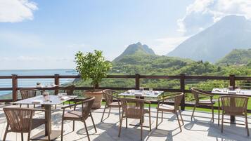 2 restaurants servant le petit déjeuner, le déjeuner et le dîner