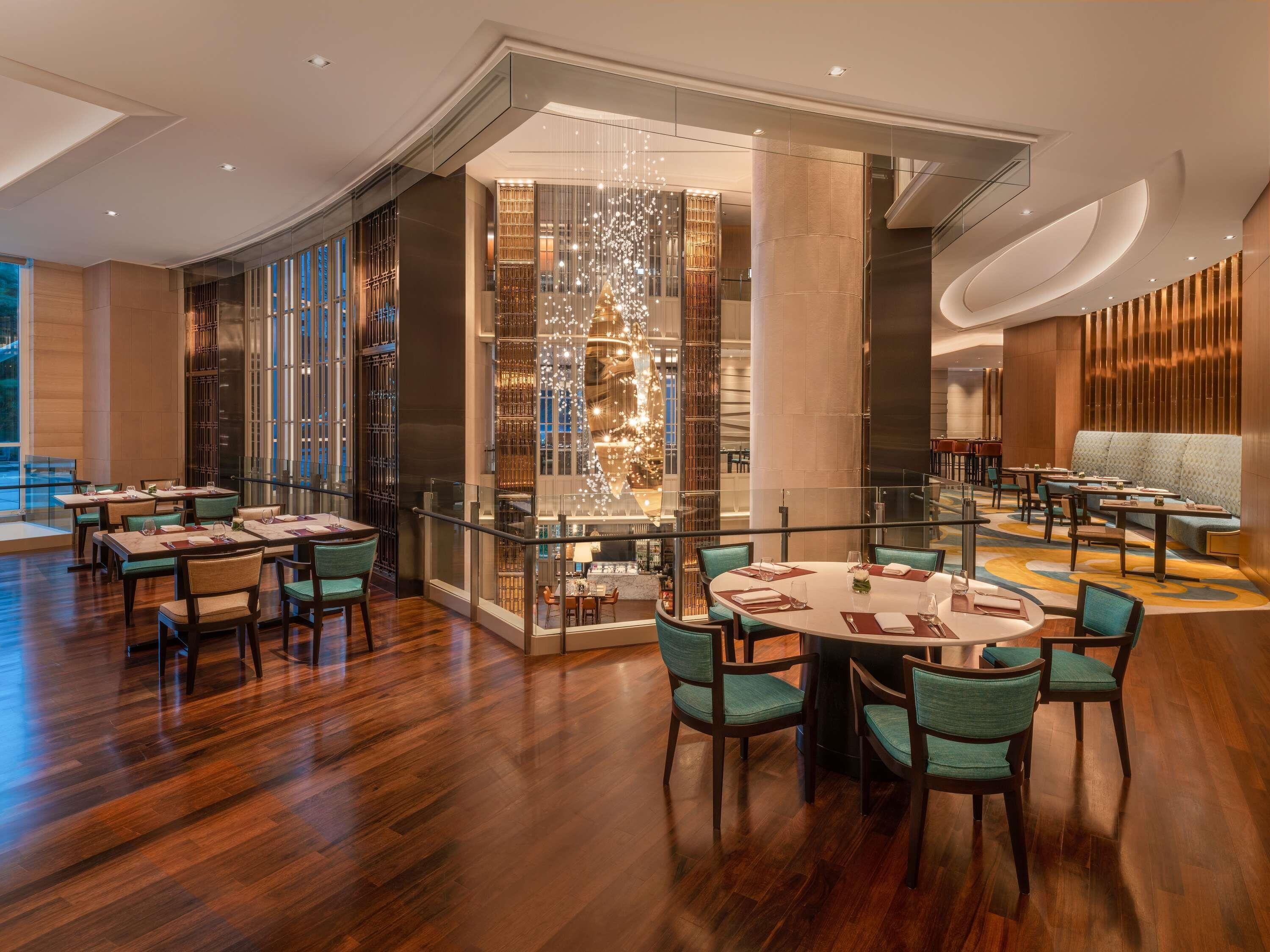 2 restaurantes; se sirve desayuno, almuerzo y cena; cocina internacional