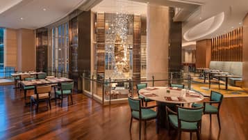 2 restaurants, spécialités Cuisine internationale