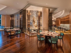 2 restaurants, breakfast, lunch, dinner served; international cuisine