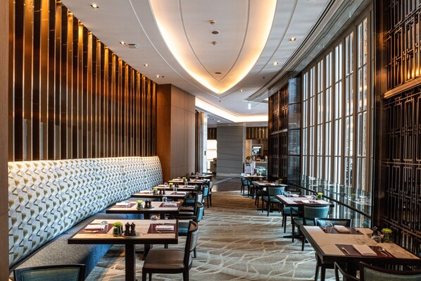 2 restaurants, breakfast, lunch, dinner served; international cuisine 