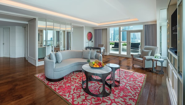 IMPERIAL SUITE, 1 King Size Bed, Living and Dining Room, Study Room, Club Millésime Access | 1 dormitorio, ropa de cama de alta calidad, edredones de plumas