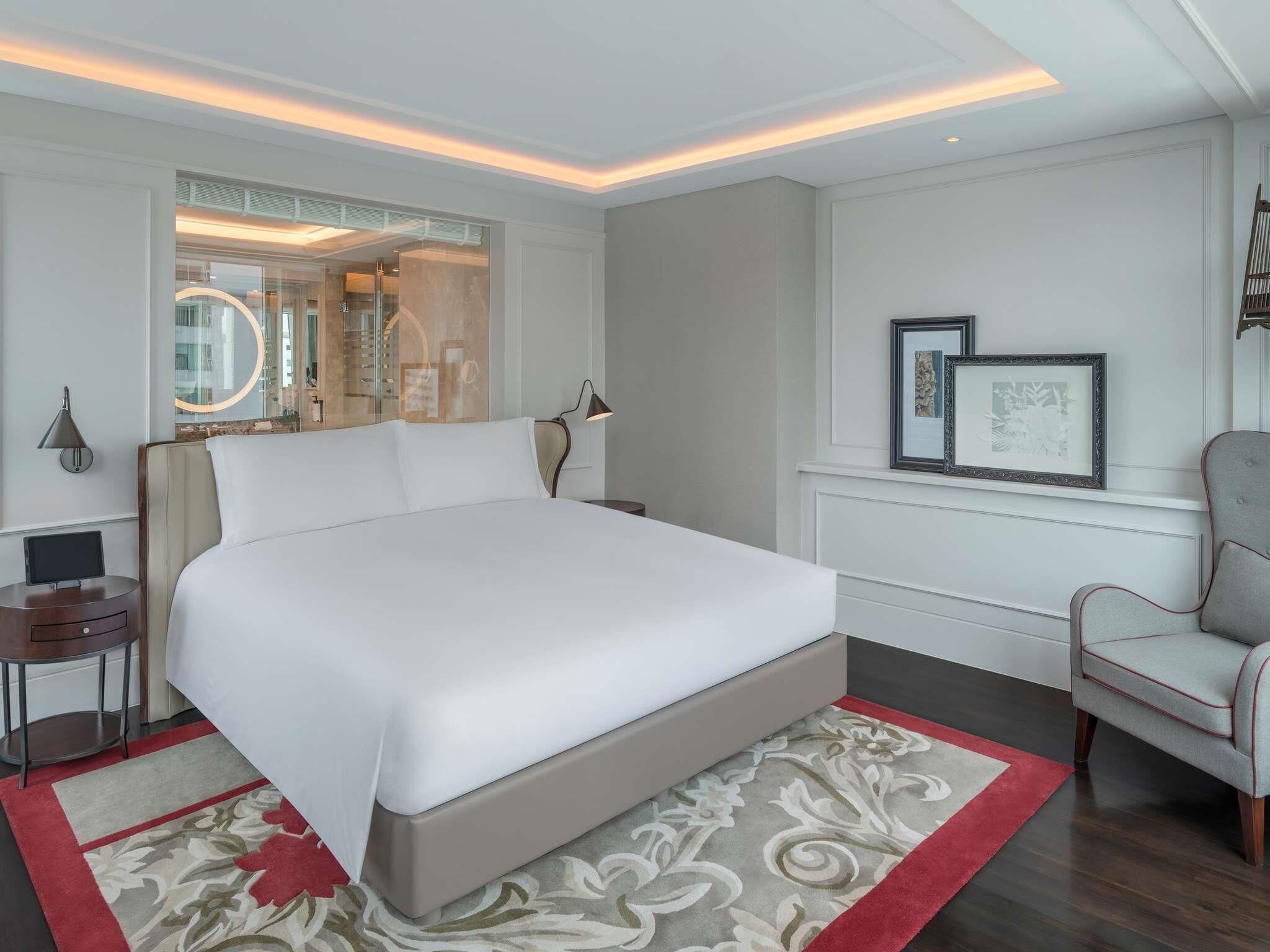 JUNIOR SUITE, 1 King Size Bed, Club Millésime Access | Ropa de cama de alta calidad y edredones de plumas