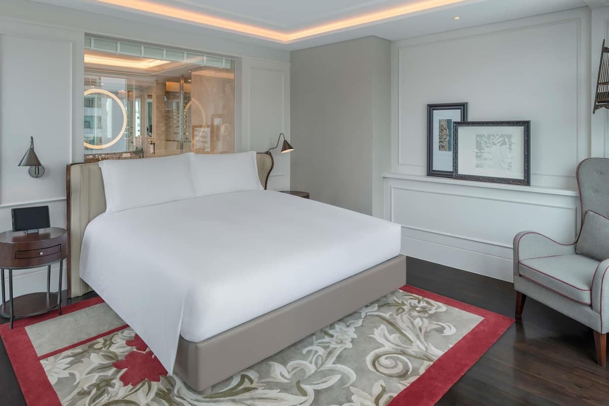 JUNIOR SUITE, 1 King Size Bed, Club Millésime Access | Hochwertige Bettwaren, Daunenbettdecken, Select-Comfort-Betten, Minibar
