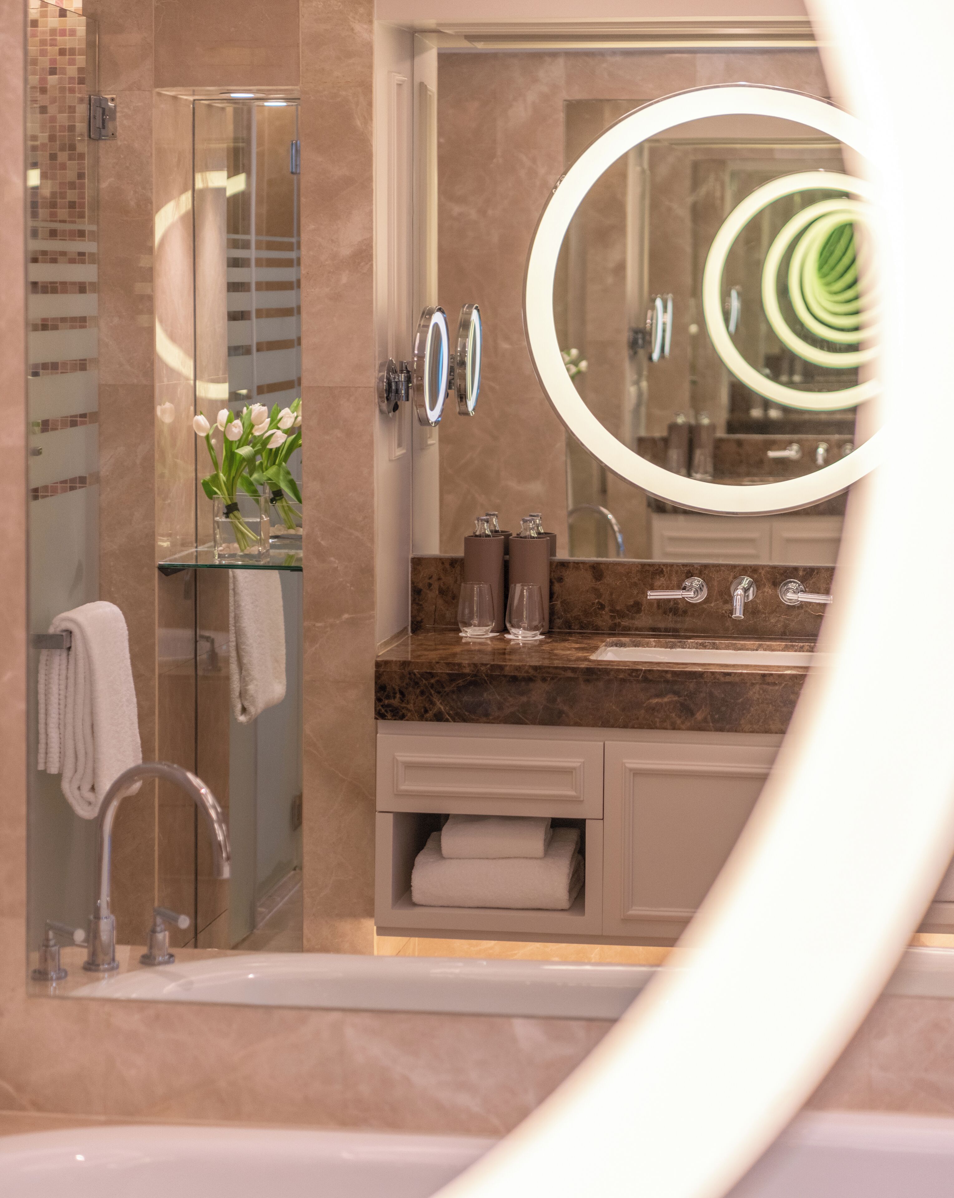 magnifique room, 1 king size bed | bathroom | separate bathtub and shower, deep-soaking bathtub, rainfall showerhead