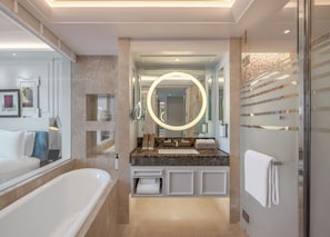 LUXURY ROOM, 1 King Size Bed | Baño | Bañera y ducha independientes y bañera profunda