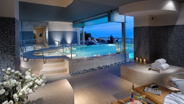 Seasonal outdoor pool, pool loungers - Grand Hotel Palazzo Suite & Spa (Livorno)
