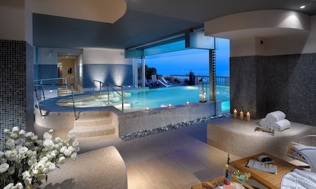 Una piscina al aire libre de temporada, sillones reclinables de piscina