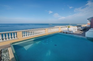 Piscine extérieure (ouverte en saison), chaises longues