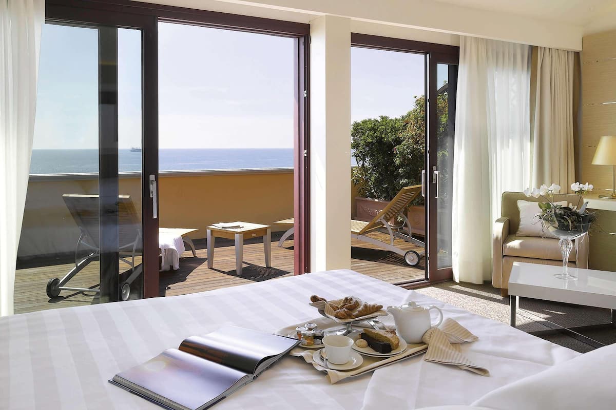 Minibar, in-room safe, desk, blackout drapes