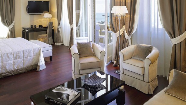 Junior Suite, 1 King Bed, Sea View | Minibar, in-room safe, desk, blackout drapes - Grand Hotel Palazzo Suite & Spa (Livorno)