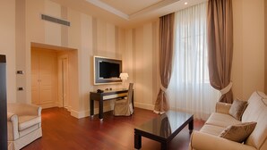 50-inch flat-screen TV with digital channels, TV - Grand Hotel Palazzo Suite & Spa (Livorno)
