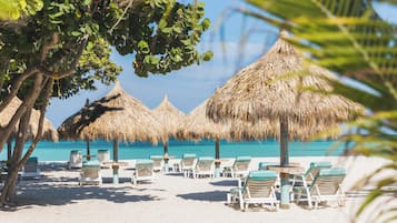Playa en los alrededores y playa de arena blanca